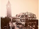 Historická fotografie ze stavby rozhledny erná Studnice