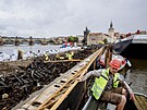 Na Vltav v centru Prahy probíhá rekonstrukce Staromstského jezu. 