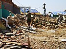 Lidé v Mikulicích na Hodonínsku zaali 29. ervna 2021 demolovat domy poniené...