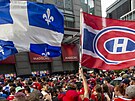 Vlajky Quebecu a Montreal Canadiens vlály v ulicích msta.