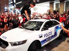 Fanouci Montreal Canadiens zdemolovali policejní auto po postupu Canadiens do...