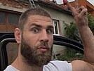 MMA zápasník Jií Procházka vyrazil s kamarády na jih Moravy pomoct kamarádovi,...