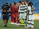 Portugaltí fotbalisté zpívají hymnu pi nástupu ped osmifinále mistrovství...