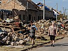 Zdevastované domy v Mikulicích na jiní Morav, kudy se ve tvrtek prohnala...