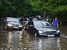 Auta uvízla v zaplavené ulici po silných detích v Moskv v Rusku 28. ervna...