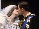 Princezna Diana a princ Charles pi manelském polibku na balkonu...