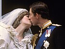 Princezna Diana a princ Charles p�i man�elském polibku na balkonu...