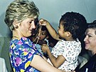 Princezna Diana v náru�í s HIV pozitivním dít�tem v brazilském hostelu Faban...