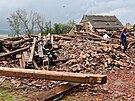 V obci Stebno na Lounsku dil podle meteorolog jev zvan downburst. ( 25. 6....