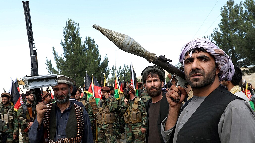 V Kábulu stovky ozbrojených mu demonstrovaly ochotu pomoci vlád v boji proti...