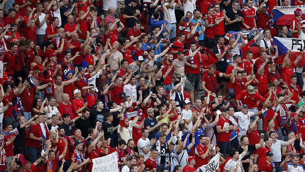 Nad�ení �e�tí fanou�ci po postupu fotbalist� do �tvrtfinále ME