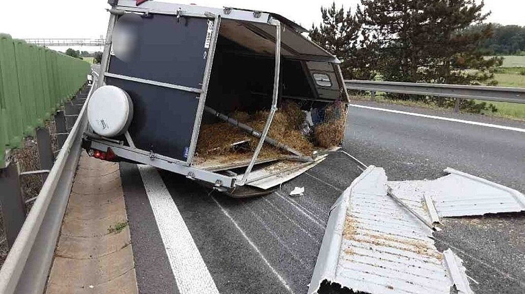 Hasi�i chytali po nehod� p�ív�sného vozíku na D46 u Bystro�ic dva kon�..