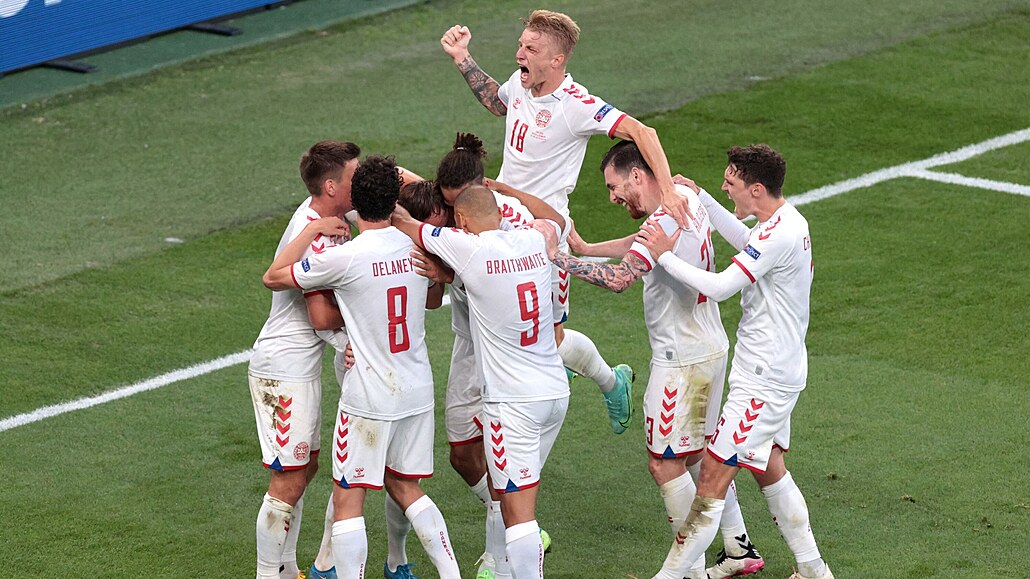 Fotbalisté Dánska se radují z branky proti Rusku.