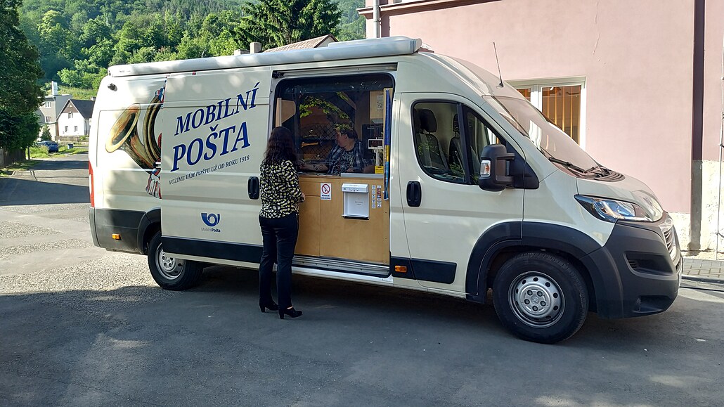 Mobilní pošta zajíždí do 20 obcí Ústeckého kraje, kde není klasická kamenná...