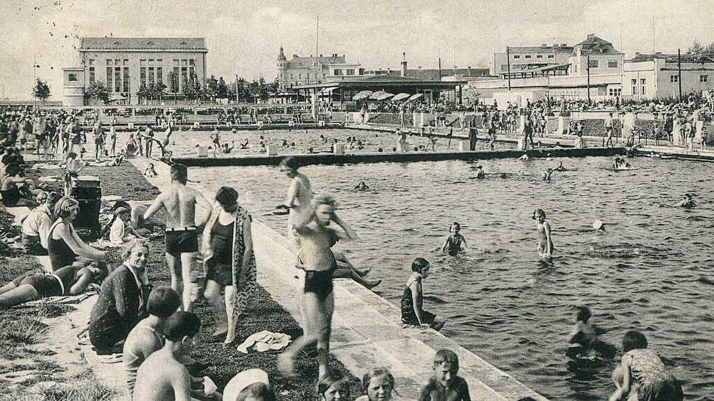 Fotografie z konce 30. let 20. století dokazuje oblíbenost venkovní plovárny na...