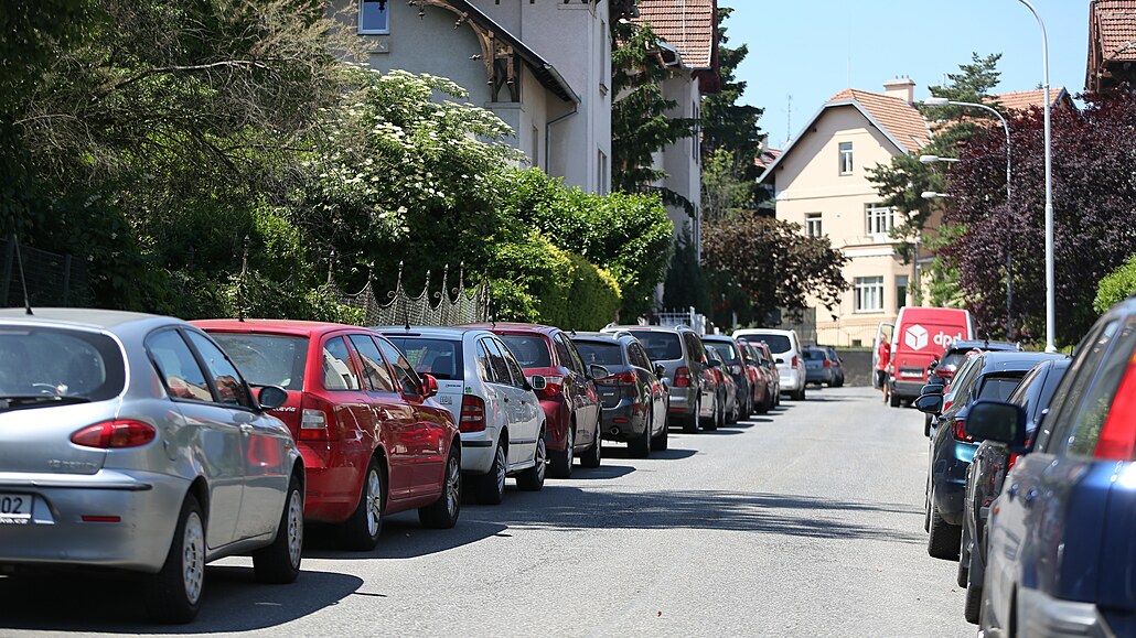 Je z nás odstavné parkoviště, vadí lidem z brněnské čtvrti bez modrých zón