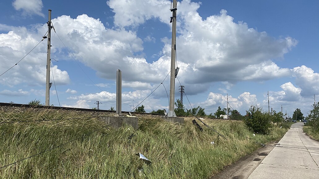 Silná tvrtení bouka na Beclavsku a Hodonínsku poniila elektrické vedení.