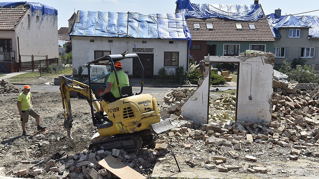 V Mikulicích na Hodonínsku zaaly 29. ervna 2021 první demolice dom po...