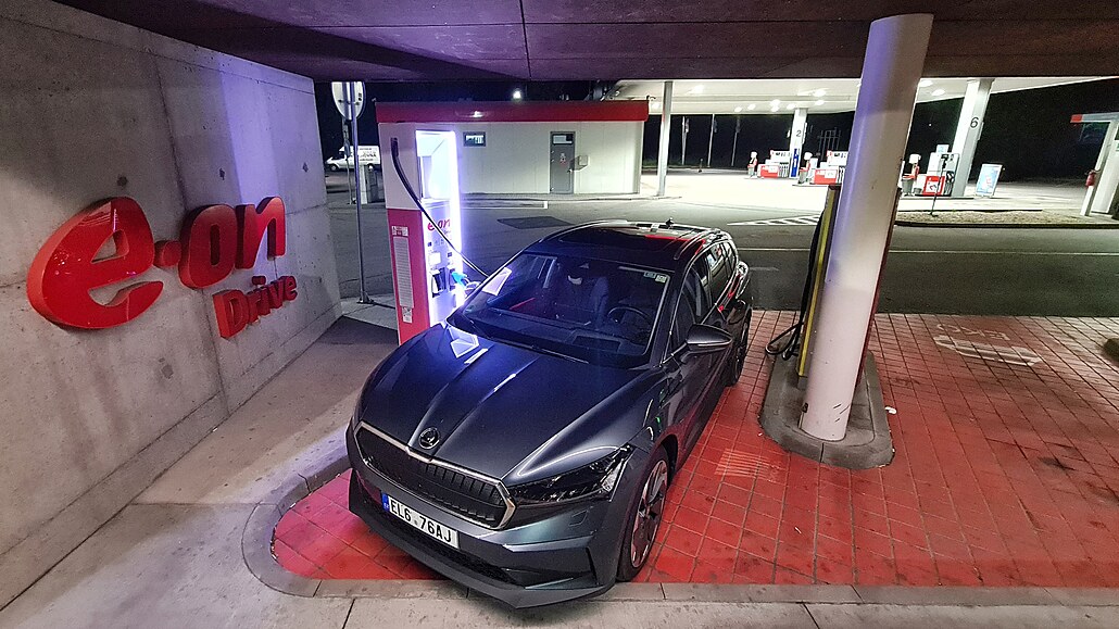 Němci zaplatí za dobití elektromobilu kartou, Češi musí vystačit s mobilem