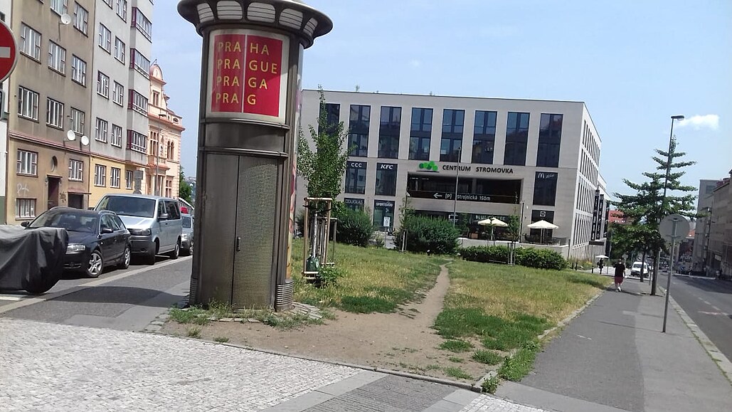 Místním chyb�l chodník, tak si jej k Centru Stromovka vy�lapali.
