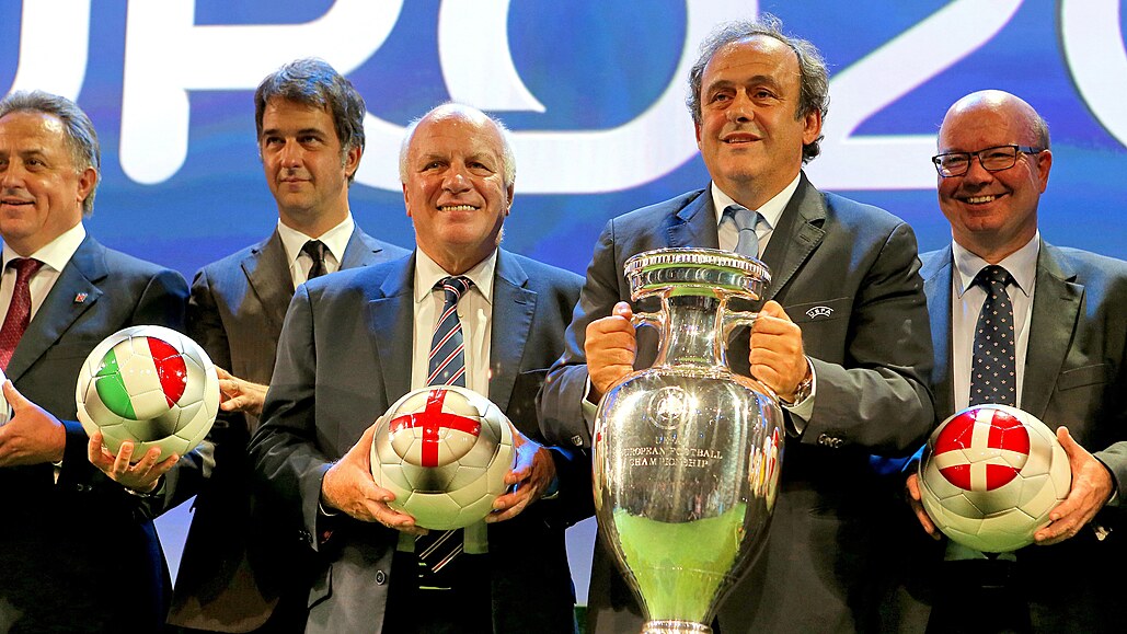 Michel Platini s pohárem pro fotbalové mistry Evropy