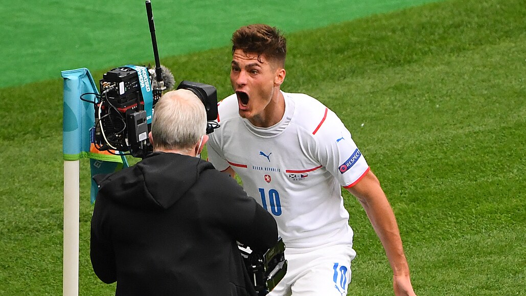 Patrik Schick slaví gól na fotbalovém Euru