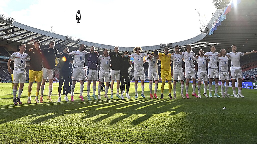 etí fotbalisté po remíze 1:1 s Chorvatskem dovádjí s fanouky, kteí je...