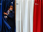 Francouzský prezident Emmanuel Macron hlasuje v regionálních volbách. (20....