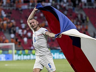 Vladimír Coufal oslavuje i s českou vlajkou vítězství nad Nizozemskem.