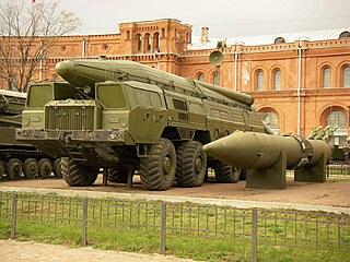 Odpalovací zařízení 9P120 s raketou 9M76. Na boku jsou složené mřížové...
