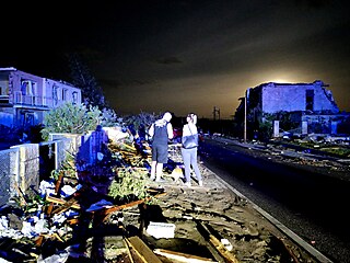 Tornádo zasáhlo obec Lužice na jižní Moravě. Vichr poničil budovy i auta. (24....