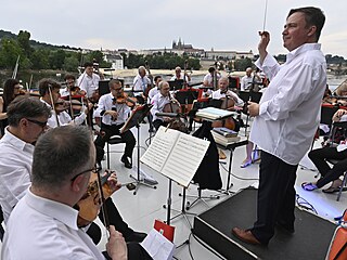 Dirigent Jaroslav Kyzlink řídí orchestry Národního divadla a Státní opery 19....