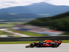 Takovou rychlost se prohn Max Verstappen po okruhu pi Grand Prix trska...