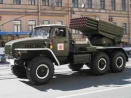 Raketomet BM-21, respektive jeho dělostřeleckou část známe i z naší armády....
