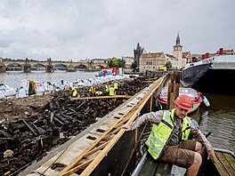 Na Vltavě v centru Prahy probíhá rekonstrukce Staroměstského jezu. 