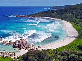 Anse Cocos, Seychely. Tato pláž je situována v zálivu na východním pobřeží...