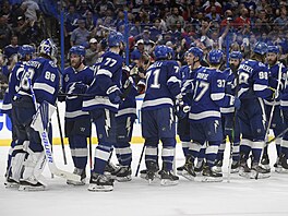 Hokejisté Tampa Bay Lightning oslavují výhru v prvním finále NHL.