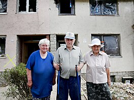 Jitka, Svatopluk a švagrová Jarmila z Lužic přišli o střechu a okna. „Dům...