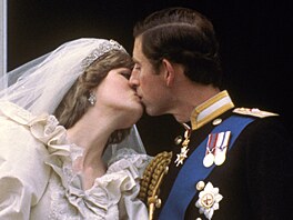 Princezna Diana a princ Charles pi manelském polibku na balkonu...
