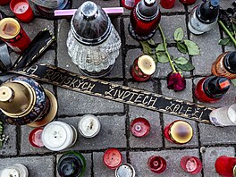 Lidé zapalovali sví�ky a pokládali kv�tiny 22. �ervna 2021 v ulici U H�i�t� v...
