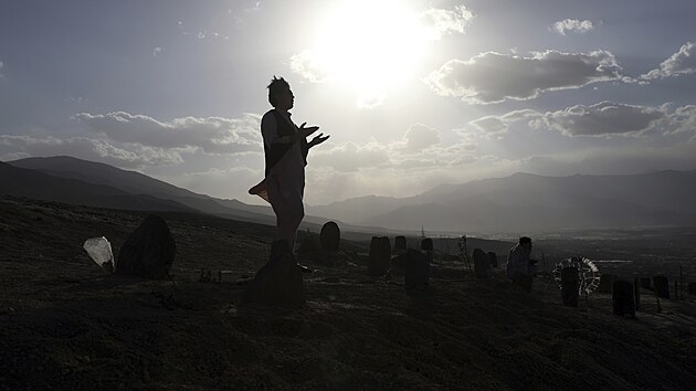 Kbul. Afghnsk mu se modl u hrob svch blzkch, kte zahynuli pi teroristickm toku proti etniku Hazr (22. ervna 2021)