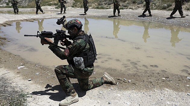 Patrola afghánských vojáků nedaleko Kábulu (9. května 2021)