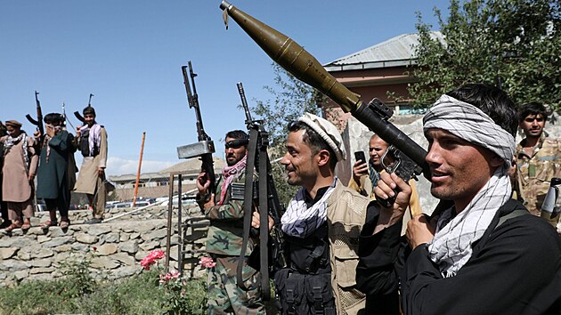 V Kábulu stovky ozbrojených mužů demonstrovaly ochotu pomoci vládě v boji proti Tálibánu. (23. června 2021)
