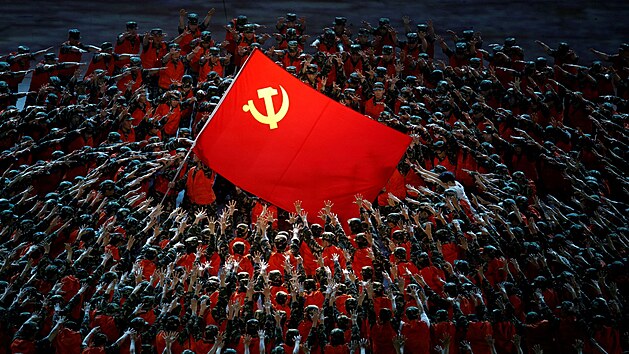Národní stadion v Pekingu. Čínská komunistická strana slaví sto let od založení. (28. června 2021)