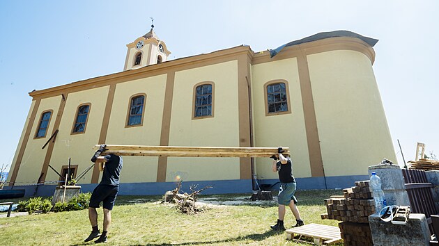 V poničené obci Moravská Nová Ves se konala mše pod širým nebem, protože kostel přišel o střechu. Celebroval ji farář Marian Kalina. (27. června 2021)