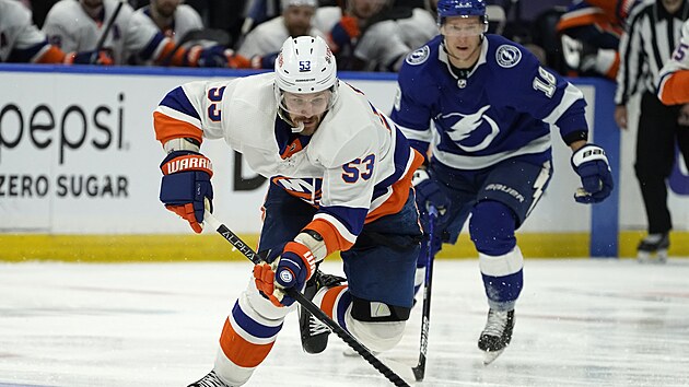 Casey Cizikas z New York Islanders se žene do útoku, sleduje ho Ondřej Palát z Tampy.