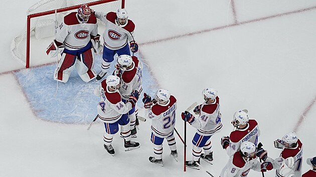 Hokejisté Montrealu oslavují vítězství nad Vegas.
