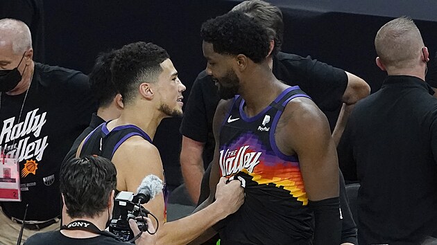 Devin Booker (vlevo) a Deandre Ayton oslavuj vhru Phoenixu.