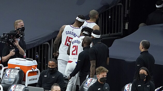 Nicolas Batum, DeMarcus Cousins a Patrick Beverley z LA Clippers zklaman odchzej do atny po porce s Phoenixem.