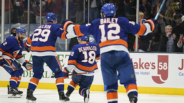 Euforie hokejistů New York Islanders, Anthony Beauvillier právě rozhodl šesté semifinále proti Tampě.